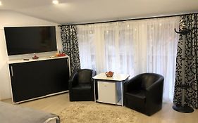 Toni Room
